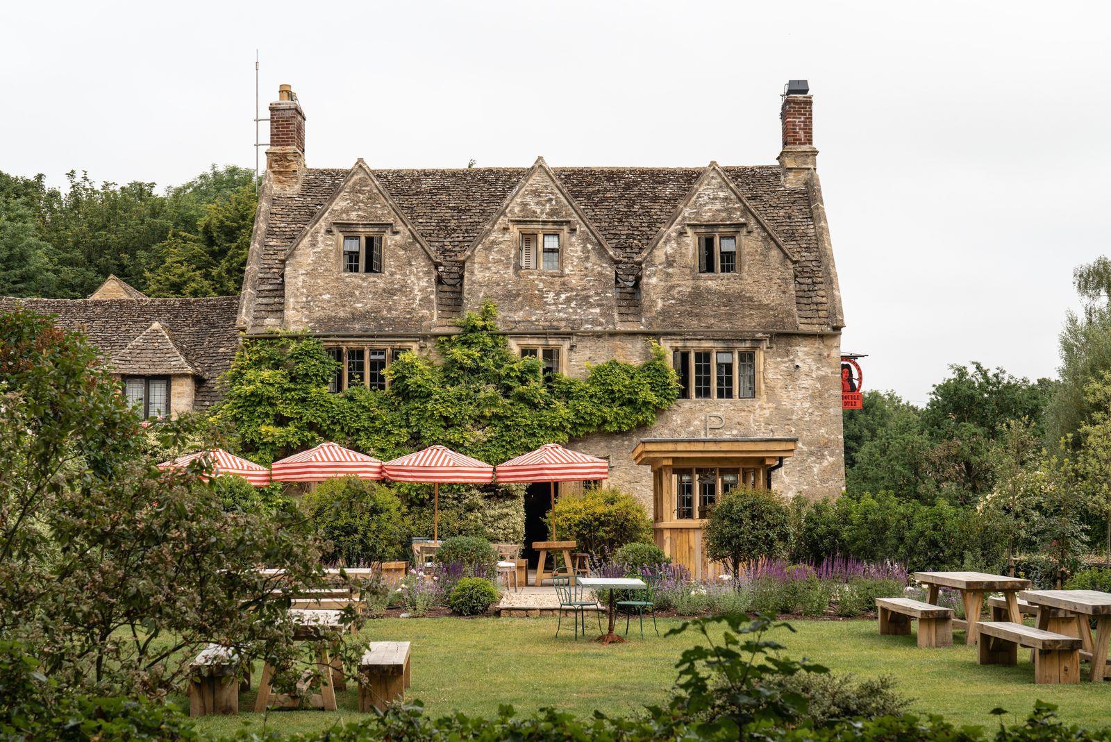 A Cotswolds pub garden